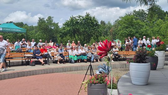 III Powiatowy Festiwal Piosenki Biesiadnej i Święto Rodzin Zastępczych w Nowinach [GALERIA ZDJĘĆ]