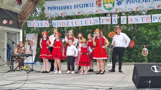 III Powiatowy Festiwal Piosenki Biesiadnej i Święto Rodzin Zastępczych w Nowinach [GALERIA ZDJĘĆ]