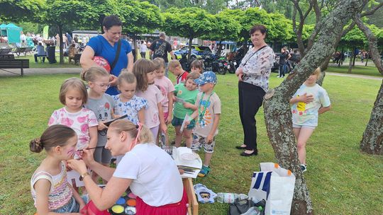 III Powiatowy Festiwal Piosenki Biesiadnej i Święto Rodzin Zastępczych w Nowinach [GALERIA ZDJĘĆ]