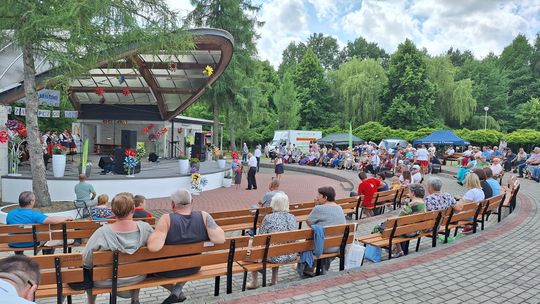 III Powiatowy Festiwal Piosenki Biesiadnej i Święto Rodzin Zastępczych w Nowinach [GALERIA ZDJĘĆ]
