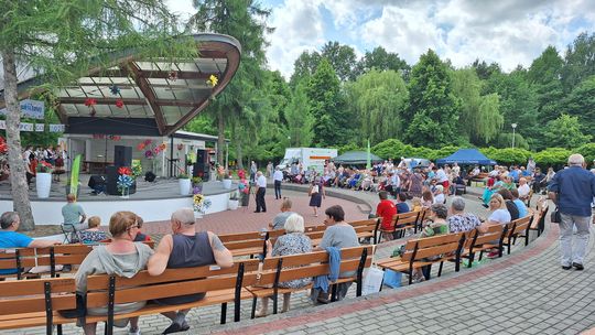 III Powiatowy Festiwal Piosenki Biesiadnej i Święto Rodzin Zastępczych w Nowinach [GALERIA ZDJĘĆ]