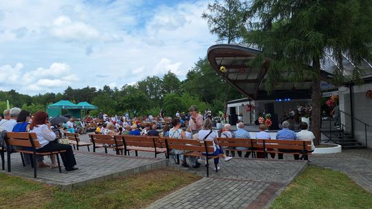 III Powiatowy Festiwal Piosenki Biesiadnej i Święto Rodzin Zastępczych w Nowinach [GALERIA ZDJĘĆ]