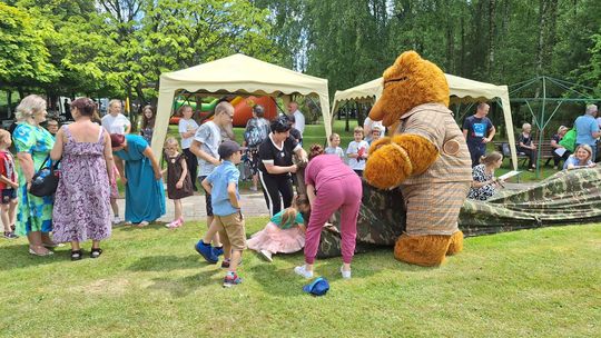 III Powiatowy Festiwal Piosenki Biesiadnej i Święto Rodzin Zastępczych w Nowinach [GALERIA ZDJĘĆ]