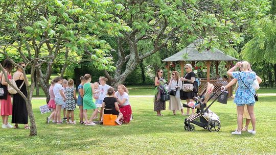 III Powiatowy Festiwal Piosenki Biesiadnej i Święto Rodzin Zastępczych w Nowinach [GALERIA ZDJĘĆ]