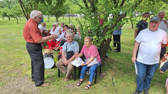 III Powiatowy Festiwal Piosenki Biesiadnej i Święto Rodzin Zastępczych w Nowinach [GALERIA ZDJĘĆ]