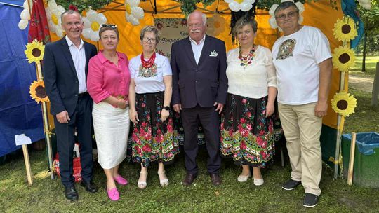 III Powiatowy Festiwal Piosenki Biesiadnej i Święto Rodzin Zastępczych w Nowinach [GALERIA ZDJĘĆ]