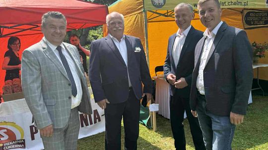 III Powiatowy Festiwal Piosenki Biesiadnej i Święto Rodzin Zastępczych w Nowinach [GALERIA ZDJĘĆ]