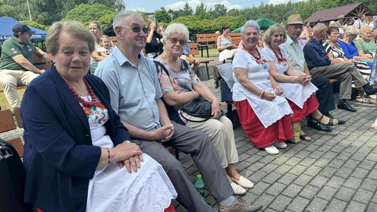 III Powiatowy Festiwal Piosenki Biesiadnej i Święto Rodzin Zastępczych w Nowinach [GALERIA ZDJĘĆ]