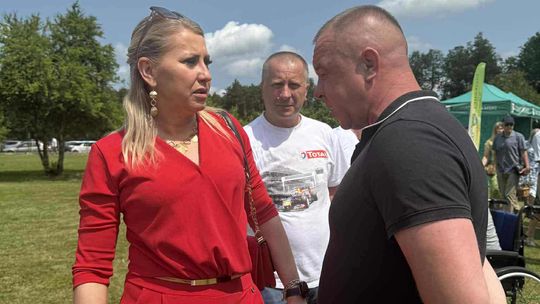 III Powiatowy Festiwal Piosenki Biesiadnej i Święto Rodzin Zastępczych w Nowinach [GALERIA ZDJĘĆ]