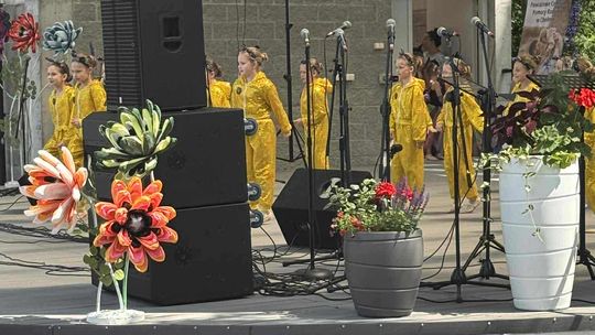 III Powiatowy Festiwal Piosenki Biesiadnej i Święto Rodzin Zastępczych w Nowinach [GALERIA ZDJĘĆ]