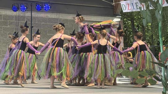 III Powiatowy Festiwal Piosenki Biesiadnej i Święto Rodzin Zastępczych w Nowinach [GALERIA ZDJĘĆ]