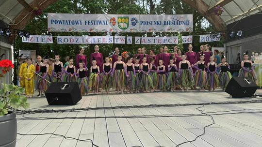 III Powiatowy Festiwal Piosenki Biesiadnej i Święto Rodzin Zastępczych w Nowinach [GALERIA ZDJĘĆ]