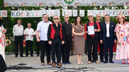 III Powiatowy Festiwal Piosenki Biesiadnej i Święto Rodzin Zastępczych w Nowinach [GALERIA ZDJĘĆ]