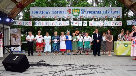 III Powiatowy Festiwal Piosenki Biesiadnej i Święto Rodzin Zastępczych w Nowinach [GALERIA ZDJĘĆ]