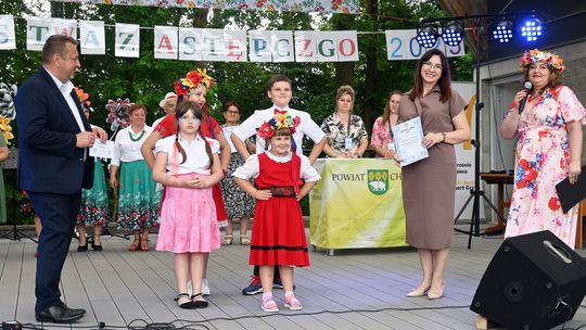 III Powiatowy Festiwal Piosenki Biesiadnej i Święto Rodzin Zastępczych w Nowinach [GALERIA ZDJĘĆ]