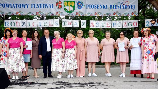 III Powiatowy Festiwal Piosenki Biesiadnej i Święto Rodzin Zastępczych w Nowinach [GALERIA ZDJĘĆ]