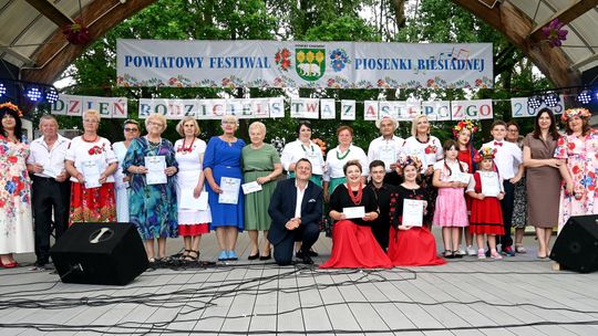III Powiatowy Festiwal Piosenki Biesiadnej i Święto Rodzin Zastępczych w Nowinach [GALERIA ZDJĘĆ]