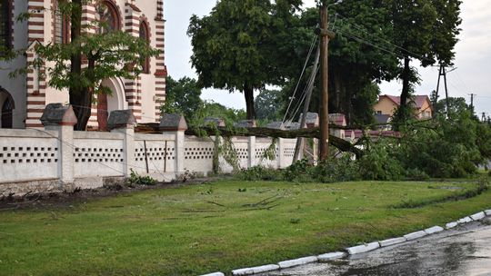 Pow. włodawski. Armagedon w Różańce. Wichura zrywała dachy, powalała drzewa [ZDJĘCIA]