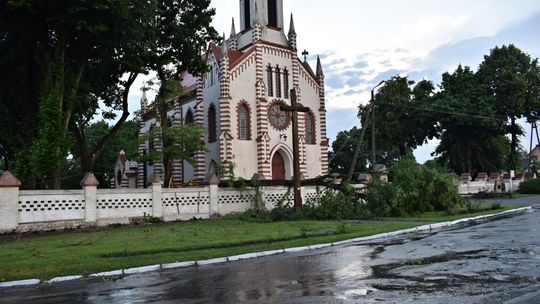 Pow. włodawski. Armagedon w Różańce. Wichura zrywała dachy, powalała drzewa [ZDJĘCIA]