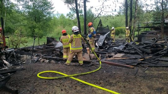 Pożar domku letniskowego w Okunince. Akcja gaśnicza niełatwa przez trudny dojazd [ZDJĘCIA]