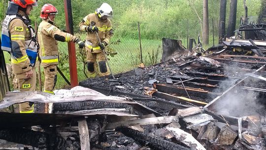 Pożar domku letniskowego w Okunince. Akcja gaśnicza niełatwa przez trudny dojazd [ZDJĘCIA]