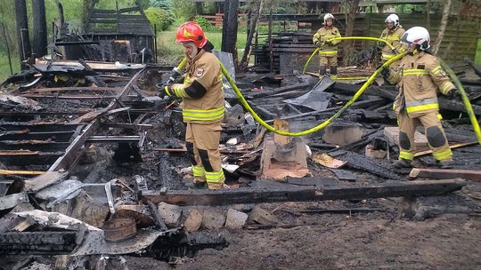 Pożar domku letniskowego w Okunince. Akcja gaśnicza niełatwa przez trudny dojazd [ZDJĘCIA]