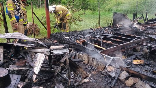 Pożar domku letniskowego w Okunince. Akcja gaśnicza niełatwa przez trudny dojazd [ZDJĘCIA]