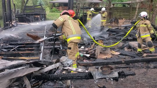 Pożar domku letniskowego w Okunince. Akcja gaśnicza niełatwa przez trudny dojazd [ZDJĘCIA]