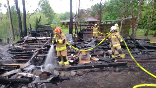 Pożar domku letniskowego w Okunince. Akcja gaśnicza niełatwa przez trudny dojazd [ZDJĘCIA]
