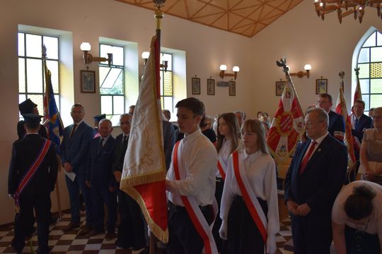 Gm. Gorzków. Odsłonięcie tablicy pamięci Sybiraków w Bobrowem [GALERIA ZDJĘĆ]