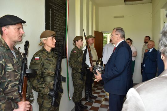 Gm. Gorzków. Odsłonięcie tablicy pamięci Sybiraków w Bobrowem [GALERIA ZDJĘĆ]