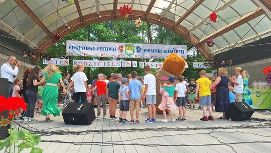 III Powiatowy Festiwal Piosenki Biesiadnej i Święto Rodzin Zastępczych w Nowinach [GALERIA ZDJĘĆ]