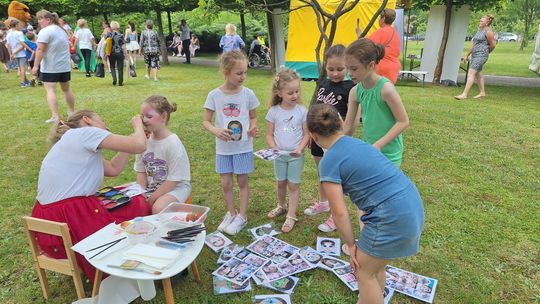 III Powiatowy Festiwal Piosenki Biesiadnej i Święto Rodzin Zastępczych w Nowinach [GALERIA ZDJĘĆ]