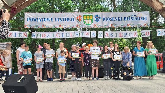 III Powiatowy Festiwal Piosenki Biesiadnej i Święto Rodzin Zastępczych w Nowinach [GALERIA ZDJĘĆ]