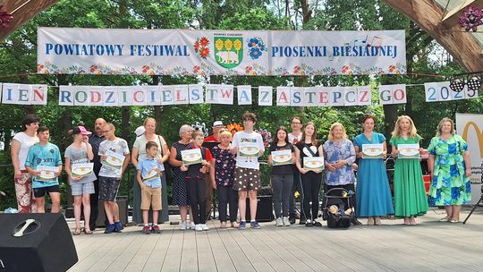 III Powiatowy Festiwal Piosenki Biesiadnej i Święto Rodzin Zastępczych w Nowinach [GALERIA ZDJĘĆ]