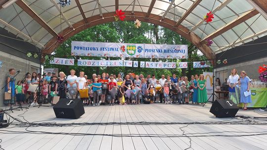 III Powiatowy Festiwal Piosenki Biesiadnej i Święto Rodzin Zastępczych w Nowinach [GALERIA ZDJĘĆ]