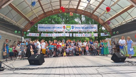 III Powiatowy Festiwal Piosenki Biesiadnej i Święto Rodzin Zastępczych w Nowinach [GALERIA ZDJĘĆ]