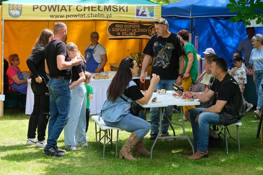 III Powiatowy Festiwal Piosenki Biesiadnej i Święto Rodzin Zastępczych w Nowinach [GALERIA ZDJĘĆ]