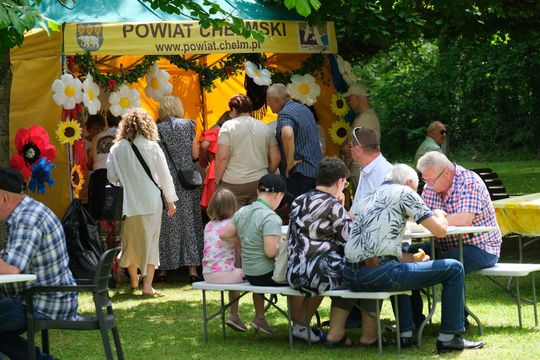 III Powiatowy Festiwal Piosenki Biesiadnej i Święto Rodzin Zastępczych w Nowinach [GALERIA ZDJĘĆ]