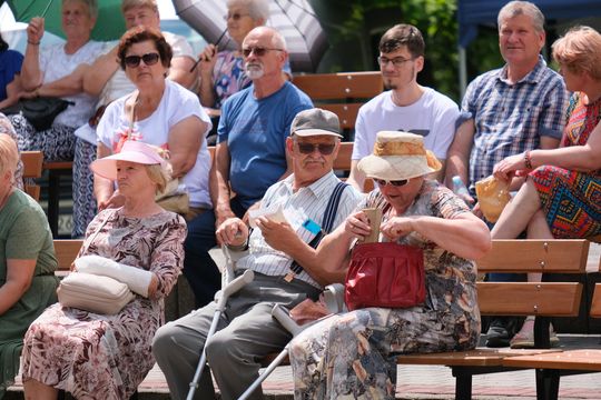 III Powiatowy Festiwal Piosenki Biesiadnej i Święto Rodzin Zastępczych w Nowinach [GALERIA ZDJĘĆ]