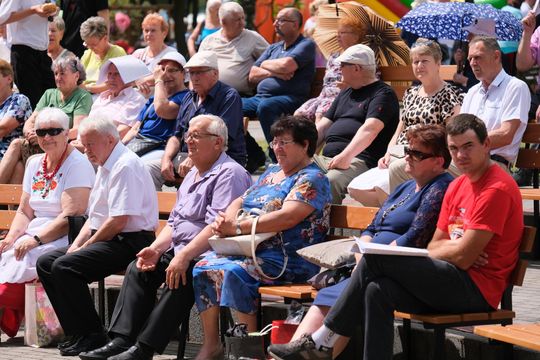 III Powiatowy Festiwal Piosenki Biesiadnej i Święto Rodzin Zastępczych w Nowinach [GALERIA ZDJĘĆ]