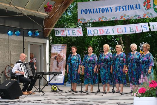 III Powiatowy Festiwal Piosenki Biesiadnej i Święto Rodzin Zastępczych w Nowinach [GALERIA ZDJĘĆ]