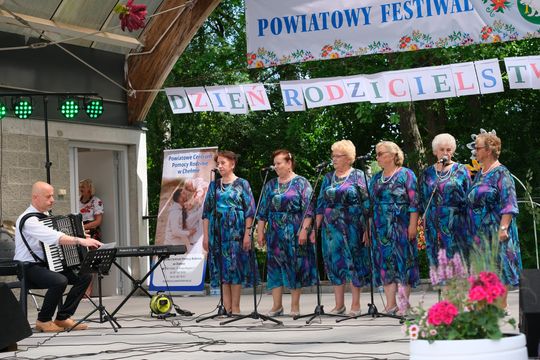 III Powiatowy Festiwal Piosenki Biesiadnej i Święto Rodzin Zastępczych w Nowinach [GALERIA ZDJĘĆ]