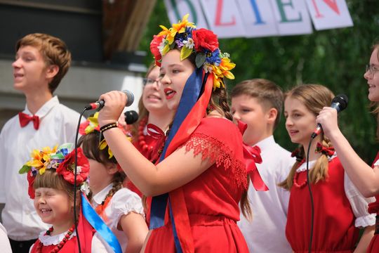 III Powiatowy Festiwal Piosenki Biesiadnej i Święto Rodzin Zastępczych w Nowinach [GALERIA ZDJĘĆ]