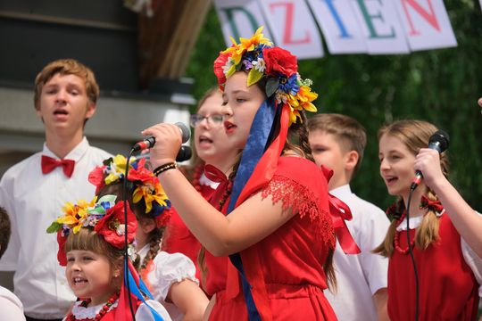 III Powiatowy Festiwal Piosenki Biesiadnej i Święto Rodzin Zastępczych w Nowinach [GALERIA ZDJĘĆ]