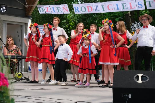 III Powiatowy Festiwal Piosenki Biesiadnej i Święto Rodzin Zastępczych w Nowinach [GALERIA ZDJĘĆ]