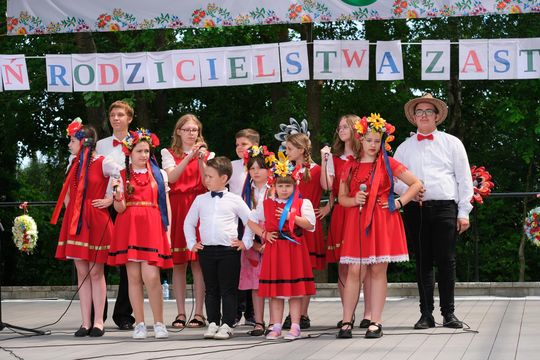 III Powiatowy Festiwal Piosenki Biesiadnej i Święto Rodzin Zastępczych w Nowinach [GALERIA ZDJĘĆ]