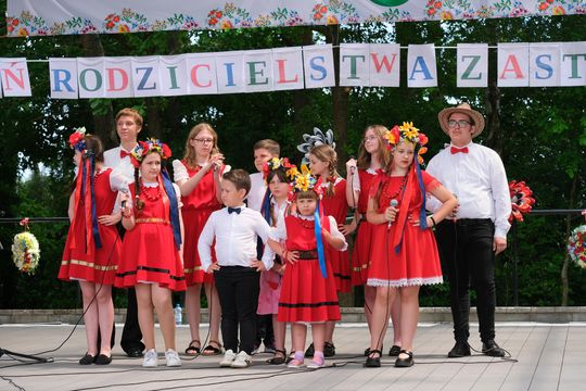 III Powiatowy Festiwal Piosenki Biesiadnej i Święto Rodzin Zastępczych w Nowinach [GALERIA ZDJĘĆ]