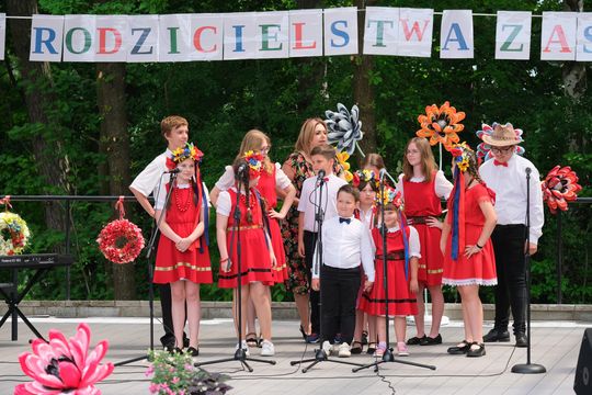 III Powiatowy Festiwal Piosenki Biesiadnej i Święto Rodzin Zastępczych w Nowinach [GALERIA ZDJĘĆ]