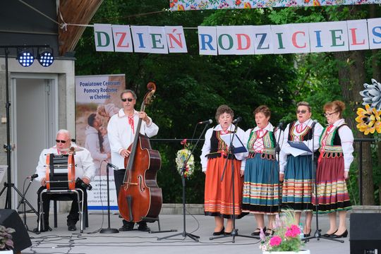 III Powiatowy Festiwal Piosenki Biesiadnej i Święto Rodzin Zastępczych w Nowinach [GALERIA ZDJĘĆ]